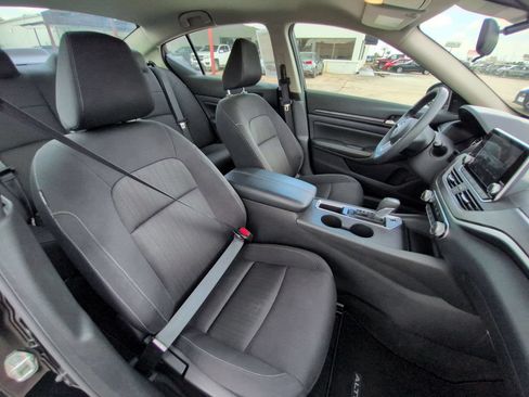 Used 2025 Nissan Altima 2.5 SV FWD image 30