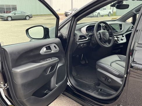 Used 2024 Chrysler Pacifica Touring-L w/ S Appearance Package image 16