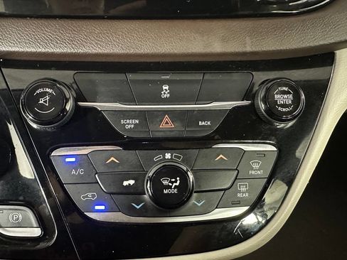 Used 2017 Chrysler Pacifica LX FWD image 17