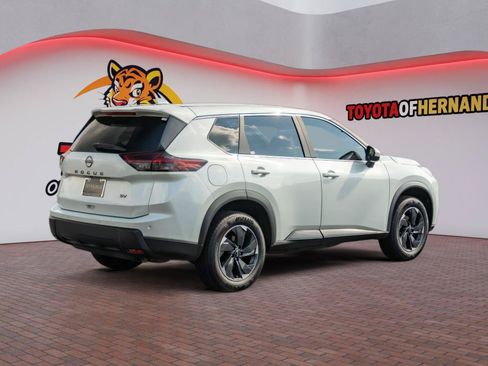 Used 2024 Nissan Rogue SV FWD image 6