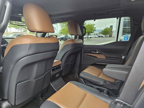 Used 2024 Lexus GX 550 w/ Accessory Package (31) AWD/4WD image 16