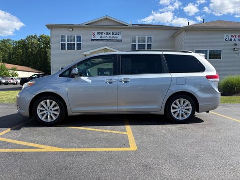 Used 2013 Toyota Sienna XLE AWD/4WD image 1