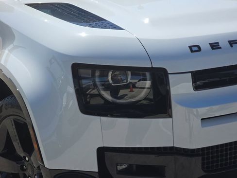 New 2026 Land Rover Defender 110 X-Dynamic SE image 32