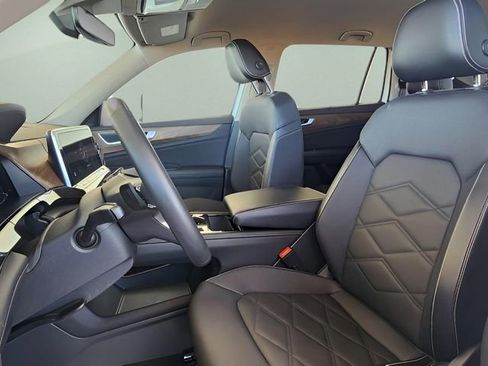Used 2025 Volkswagen Atlas SE image 12