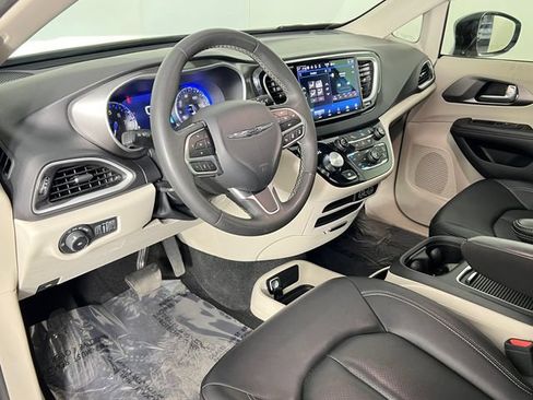 Used 2024 Chrysler Pacifica Touring-L FWD image 28