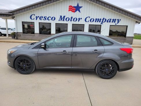Used 2016 Ford Focus SE w/ Equipment Group 201A FWD image 2