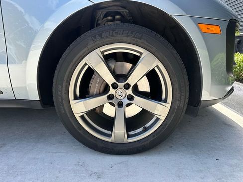 Certified 2023 Porsche Macan Turbo image 15