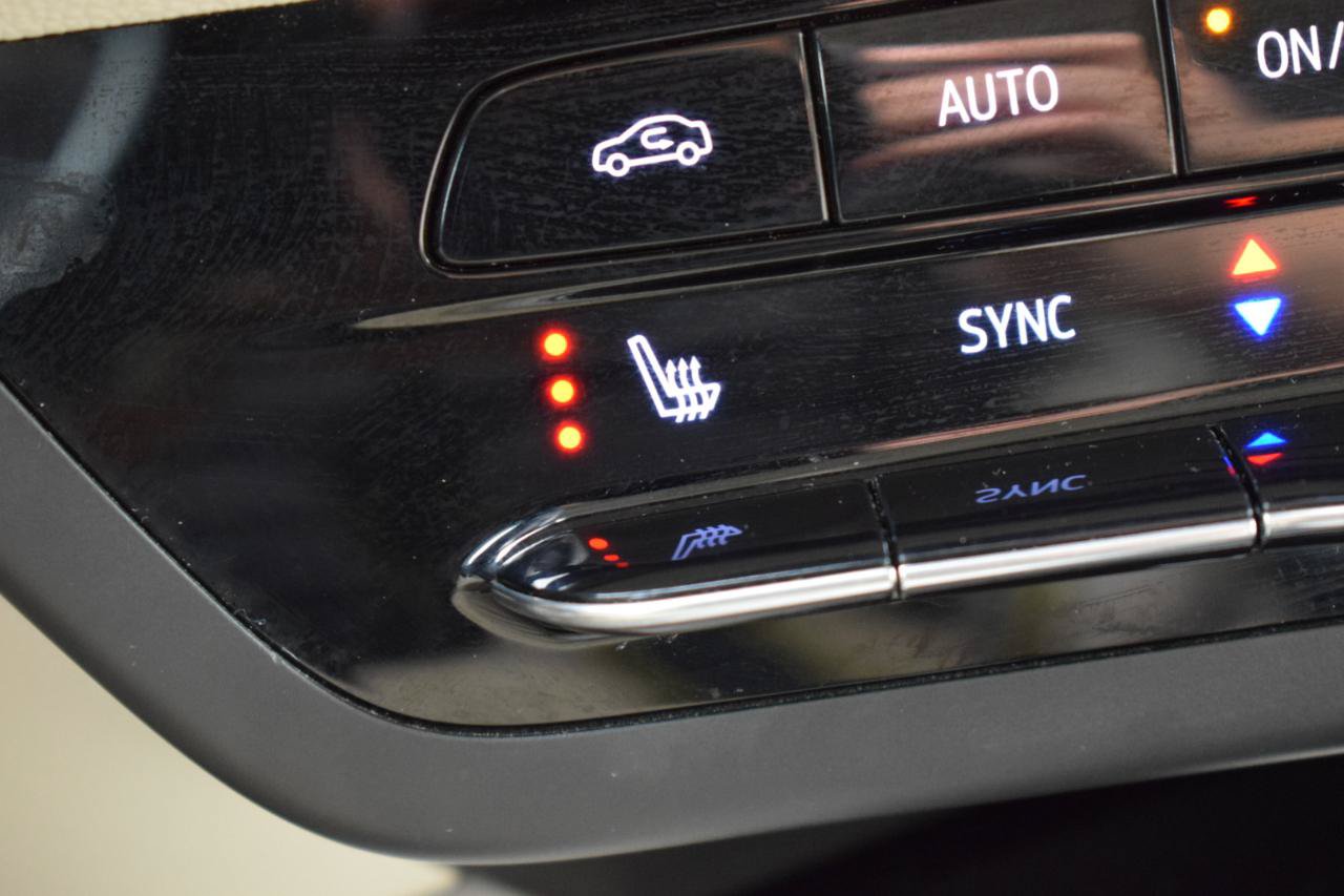 Used 2021 Buick Envision Essence w/ Technology Package I FWD image 34