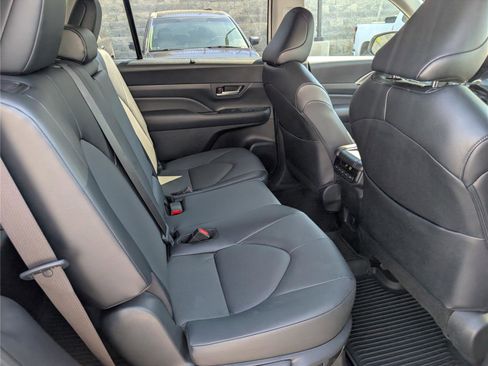 Used 2024 Toyota Grand Highlander AWD image 12