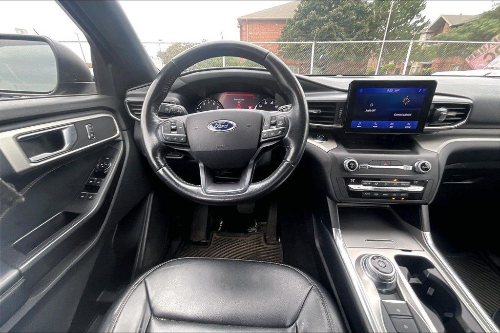 Used 2020 Ford Explorer XLT w/ Equipment Group 202A AWD/4WD image 4