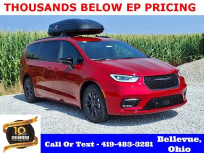 New 2025 Chrysler Pacifica Select w/ Fav Edition Package