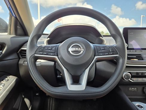 Used 2025 Nissan Altima 2.5 SV FWD image 12