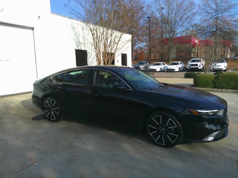 Used 2023 Honda Accord Touring image 14