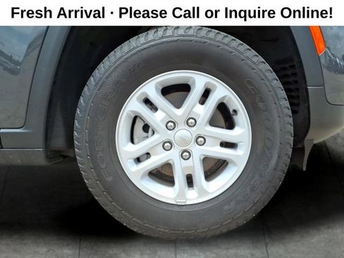 Used 2023 Jeep Grand Cherokee Laredo AWD/4WD image 9