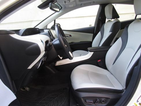 Certified 2018 Toyota Prius Four w/ Advanced Technology Package FWD image 11