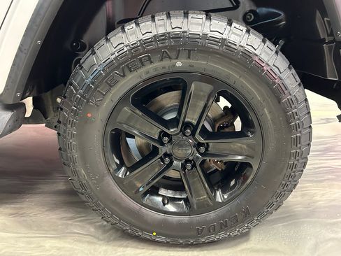 Used 2018 Jeep Wrangler Unlimited Sahara AWD/4WD image 24