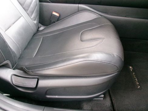 Used 2022 Hyundai Elantra Limited image 19