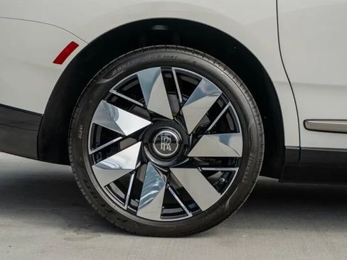 Used 2025 Rolls-Royce Cullinan image 34