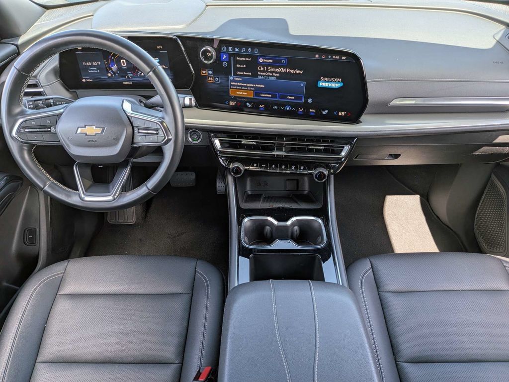 Used 2025 Chevrolet Traverse LT FWD image 13