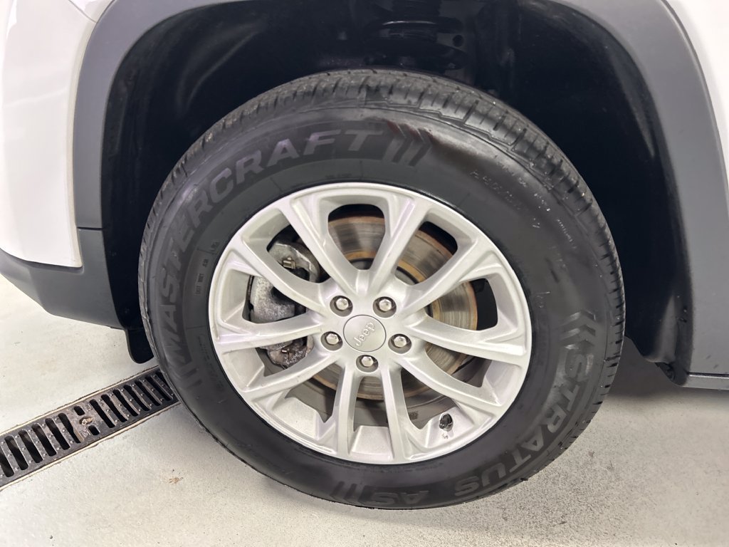 Used 2022 Jeep Cherokee Latitude Lux w/ Sun & Sound Group AWD/4WD image 9