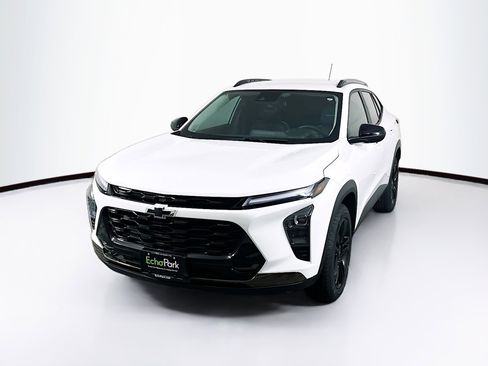 Used 2025 Chevrolet Trax ACTIV w/ Driver Confidence Package image 3