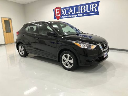 Used 2019 Nissan Kicks S image 2