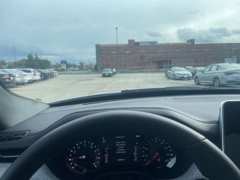 Used 2025 Jeep Compass Latitude image 34