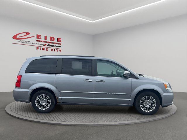 Used 2015 Chrysler Town & Country Touring-L w/ Driver Convenience Group FWD image 11
