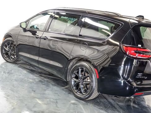 Used 2025 Chrysler Pacifica Limited FWD image 11