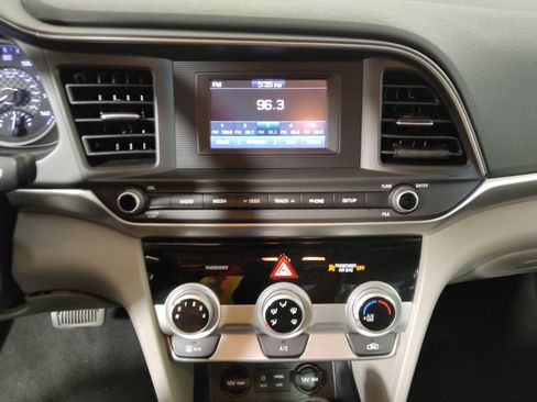 Used 2019 Hyundai Elantra SE FWD image 25