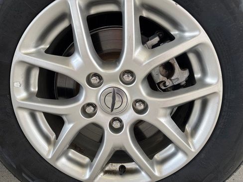 Used 2023 Chrysler Pacifica Touring-L FWD image 5
