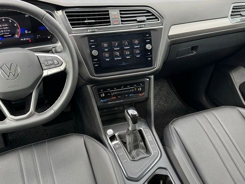 Used 2023 Volkswagen Tiguan SE w/ Panoramic Sunroof Package FWD image 28