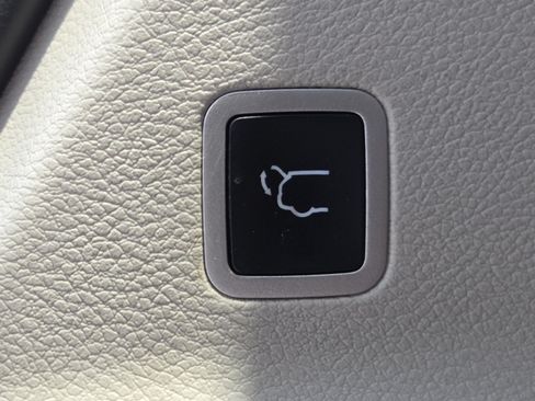 Used 2024 Chrysler Pacifica Touring-L FWD image 21