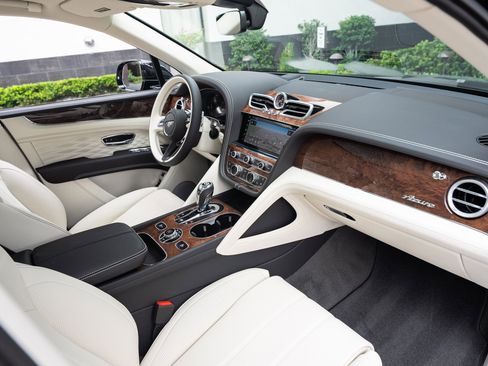 Used 2024 Bentley Bentayga Extended Wheelbase image 2