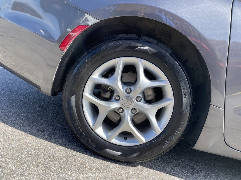 Certified 2019 Chrysler Pacifica Limited FWD image 12