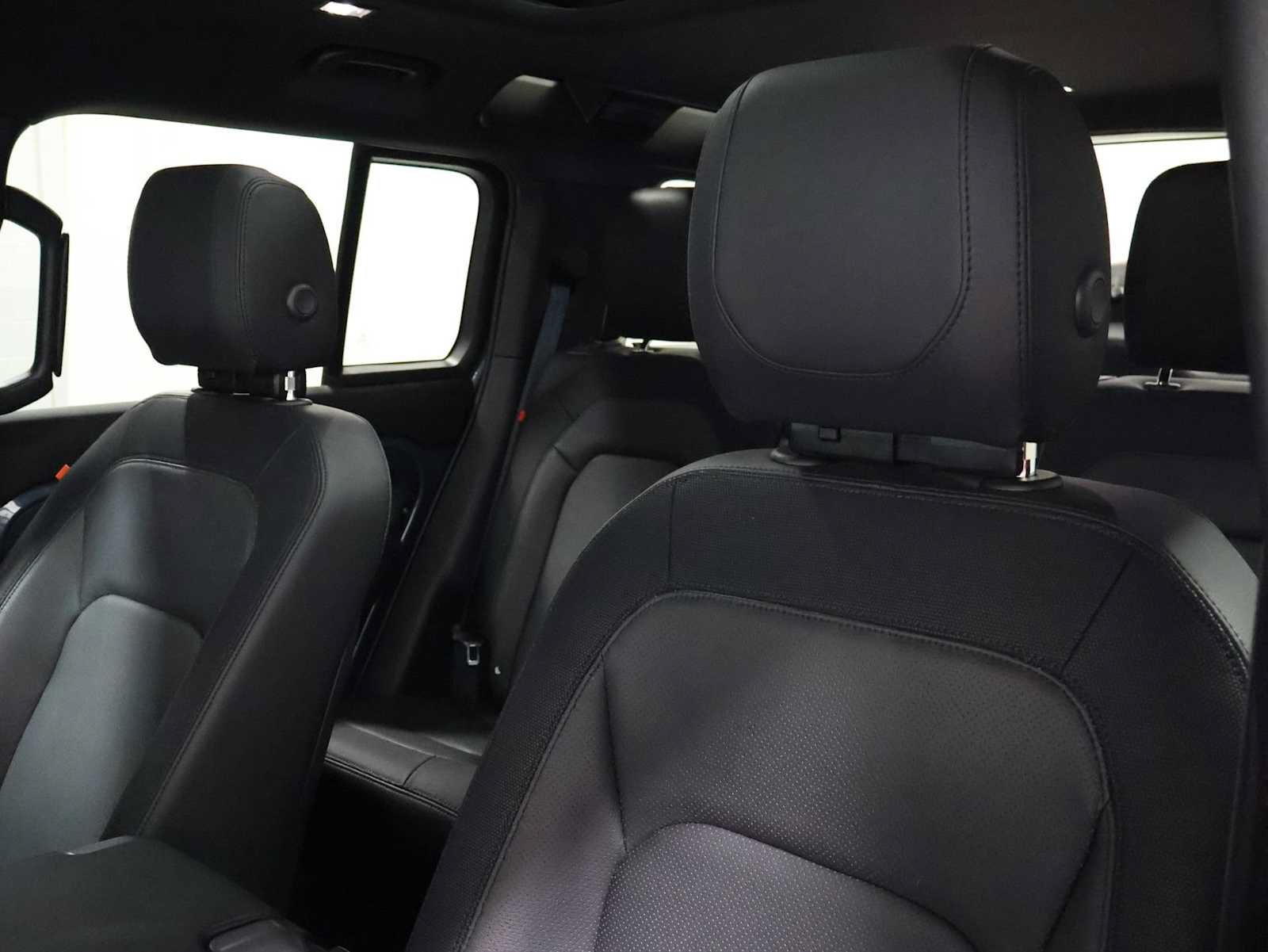 Used 2024 Land Rover Defender 110 X-Dynamic SE AWD/4WD image 18
