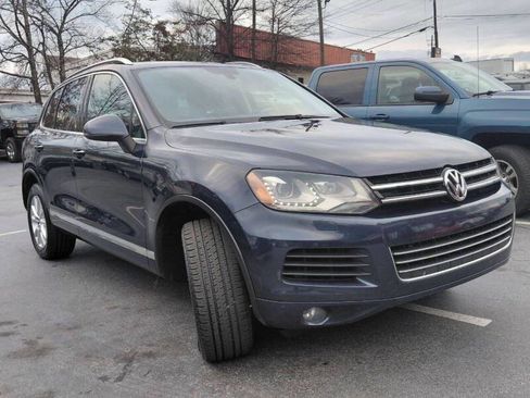 Used 2014 Volkswagen Touareg Sport image 3