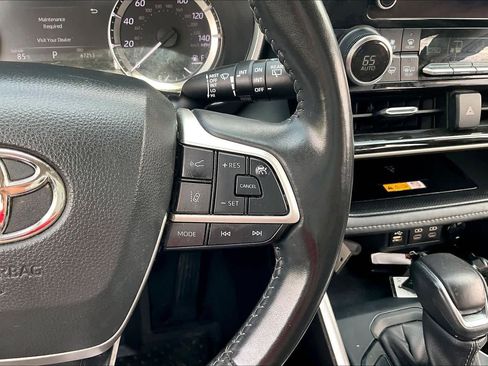 Used 2023 Toyota Highlander XLE image 25