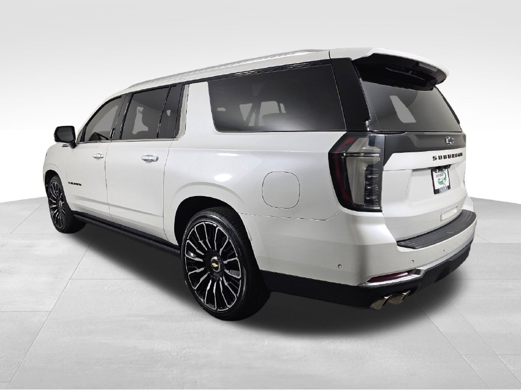 Used 2025 Chevrolet Suburban High Country AWD/4WD image 5