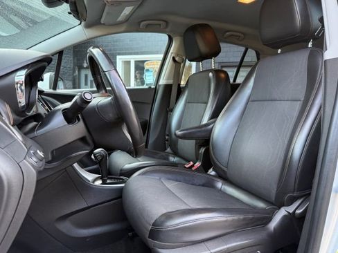 Used 2019 Chevrolet Trax LT w/ LT Convenience Package image 12