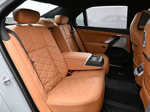 Used 2024 BMW 740i xDrive w/ Premium Package image 31