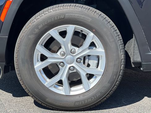 Used 2023 Jeep Grand Cherokee Limited w/ Trailer Tow Prep Group (B) AWD/4WD image 13
