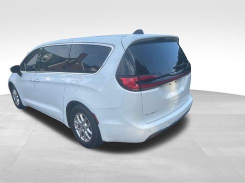 Used 2023 Chrysler Pacifica Touring-L FWD image 16