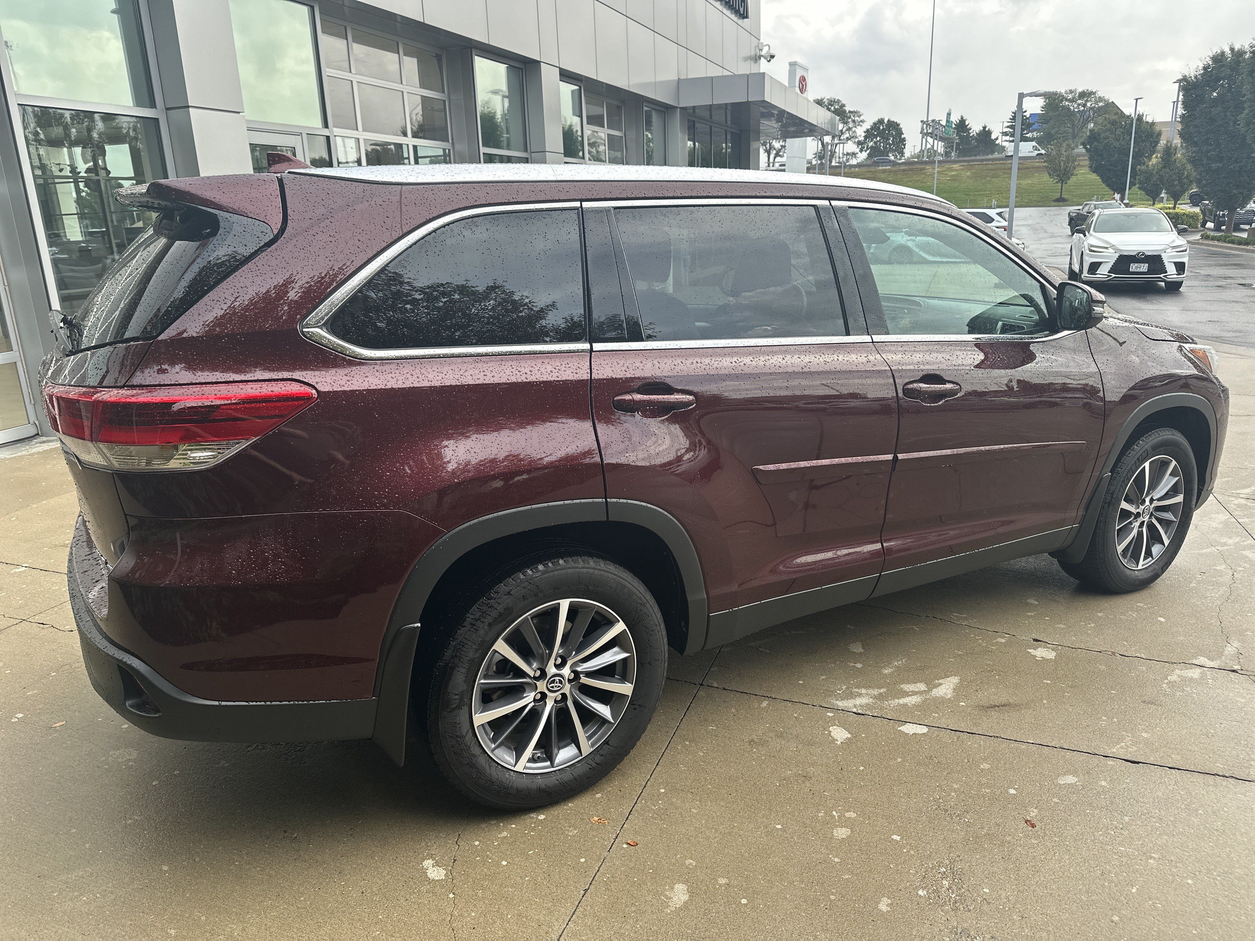 Used 2019 Toyota Highlander XLE AWD/4WD image 6