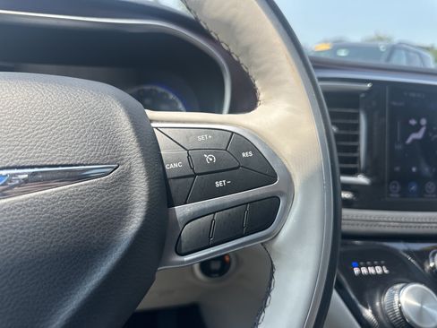 Used 2020 Chrysler Pacifica Limited FWD image 24