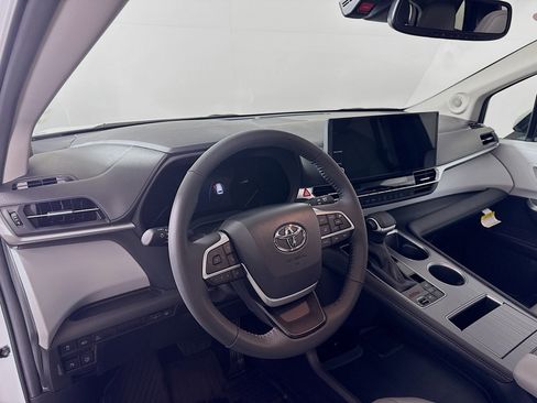 Used 2025 Toyota Sienna XLE w/ XLE Plus Package FWD image 9