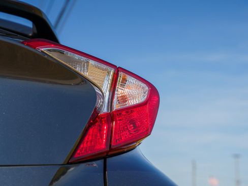 Used 2018 Toyota C-HR XLE FWD image 16