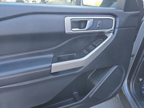Used 2022 Ford Explorer XLT w/ Equipment Group 202A image 11