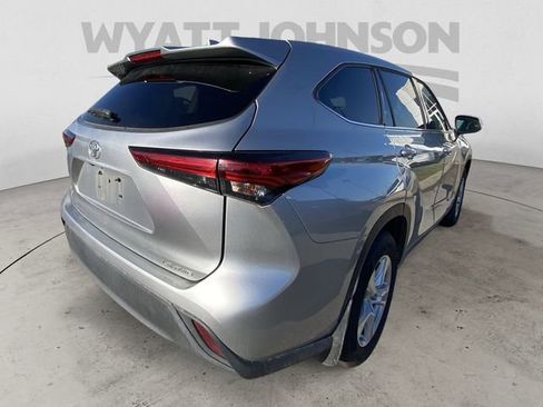 Used 2021 Toyota Highlander LE AWD/4WD image 9