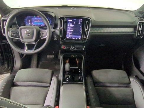 Used 2023 Volvo XC40 B5 Plus image 20